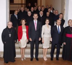 Los Reyes, con arzobispo de Pamplona y obispo de Tudela, el abad de Leyre y los miembros de la Comunidad Benedictina del Monasterio de Leyre y otras c