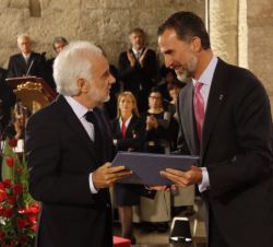 Don Felipe hace entrega a Ramón Andrés del Premio Príncipe de Viana de la Cultura 2015.