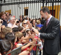 Su Majestad el Rey saluda a los vecinos de Sevilla que le esperaban a su salida de la Real Maestranza
