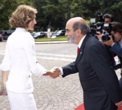 Su Majestad la Reina es recibida a su llegada por el director general de la FAO, José Graziano da Silva.