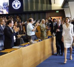 Su Majestad la Reina hace su entrada en el Salón Plenario de la FAO.