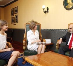 La Reina, la ministra García Tejerina y el director general de la FAO, durante el encuentro que mantuvieron. 