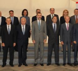El Rey, con los asistentes a la reunión del Patronato del Real Instituto Elcano.