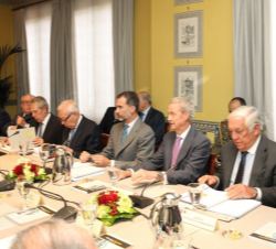Don Felipe, junto a los los ministros de Asuntos Exteriores y de Cooperación y de Defensa, durante la reunión del Patronato.