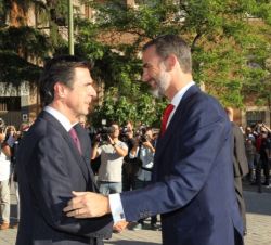 Su Majetad el Rey, a su llegada al Campus Google Madrid, recibe el saludo del ministro de Industria, Energía y Turismo, José Manuel Soria