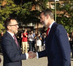Don Felipe recibe el saludo del embajador de los Estados Unidos de América en España, James Costos