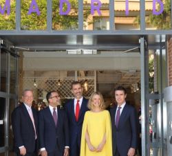 Su Majestad el Rey junto al ministro Soria; el embajador Costos; el presidente ejecutivo Schmidt y la directora del Campus Google Madrid, Sofía Benjum