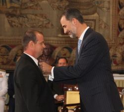 Su Majestad el Rey condecora con la Orden del Mérito Civil a Don Alfonso Manuel Alba Marín.