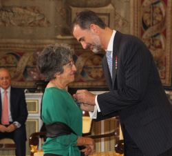 Su Majestad el Rey condecora con la Orden del Mérito Civil a Doña Luz Juanmartiñena Arraiza.