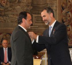 Su Majestad el Rey condecora con la Orden del Mérito Civil a Don Jesús Castillo Oli.