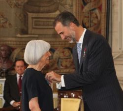 Su Majestad el Rey condecora con la Orden del Mérito Civil a Doña Amelia Carreras.
