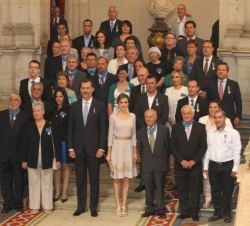 Don Felipe y Doña Letizia, con los ciudadanos condecorados con la Orden del Mérito Civil.