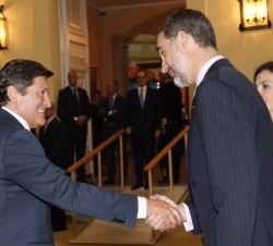 Sus Majestades los Reyes saludan al presidente del Principado de Asturias, Javier Fernández Fernández