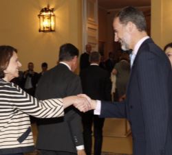 Sus Majestades los Reyes saludan a la directora de la Fundación Princesa de Asturias, Teresa Sanjurjo González