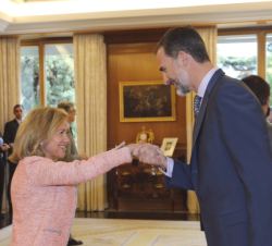 Don Felipe recibe el saludo de la fiscal general del Estado, Consuelo Madrigal
