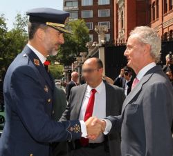 Don Felipe, a su llegada, recibe el saludo del ministro de Defensa, Pedro Morenés