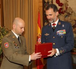Don Felipe, con el número uno del curso el comandante del Cuerpo General del Ejército de Tierra, Sergio Valbuena Gómez