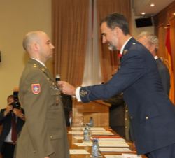 Su Majestad el Rey condecora al número uno del curso, el comandante del Ejército de Tierra Sergio Valbuena Gómez