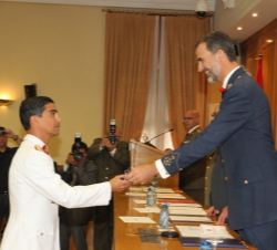Don Felipe hace entrega del diploma al alumno de países amigos y aliados más distinguido, Teniente Coronel del Ejército de Tierra de Chile, Patricio Z