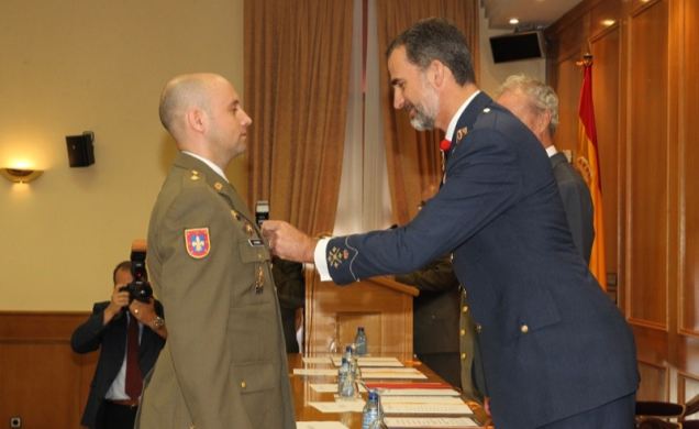 Su Majestad el Rey condecora al número uno del curso, el comandante del Ejército de Tierra Sergio Valbuena Gómez