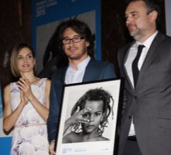 Su Majestad la Reina, con el productor y el director del cortometraje “Aquel no era Yo”, José Luis Matas-Negrete y Esteban Crespo,  galard