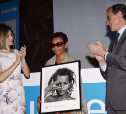 Su Majestad la Reina y el ministro Alonso aplauden a la directora ejecutiva y fundadora de la Fundación KMG-Etiopía, Bogaletch Gebre, tras recibir el 