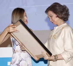 Su Majestad la Reina hace entrega del Premio UNICEF Comité Español “Joaquín Ruiz-Giménez” a Su Majestad la Reina Doña Sofía