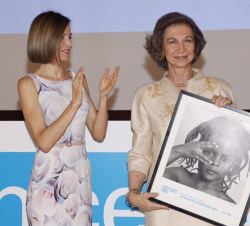 Doña Letizia aplaude a Doña Sofía tras entregarle el Premio UNICEF Comité Español “Joaquín Ruiz-Giménez”
