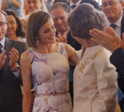 Doña Letizia y Doña Sofía reciben el aplauso de los asistentes, tras la entrega del Premio UNICEF Comité Español “Joaquín Ruiz-Giménez” a 