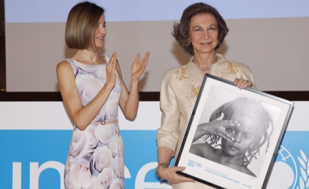 Doña Letizia aplaude a Doña Sofía tras entregarle el Premio UNICEF Comité Español “Joaquín Ruiz-Giménez”