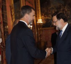 Su Majestad el Rey saluda al presidente del Gobierno, Mariano Rajoy