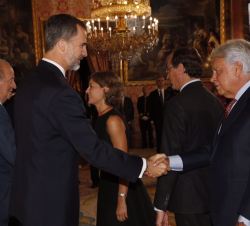 Su Majestad el Rey saluda al ex presidente del Gobierno, Felipe González