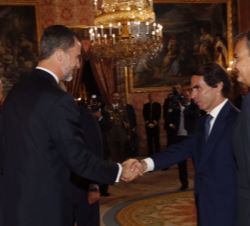 Su Majestad el Rey saluda al ex presidente del Gobierno, José María Aznar