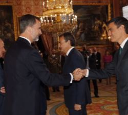 Su Majestad el Rey saluda al jefe de la Oposición y secretario general del Partido Socialista Obrero Español, Pedro Sánchez