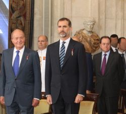 Su Majestad el Rey y Su Majestad el Rey Don Juan Carlos durante la interpretación del himno nacional y del himno de Europa