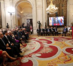 Vista del Salón de Columnas durante la intervención de Su Majestad el Rey en el acto institucional conmemorativo del XXX Aniversario de la firma del T