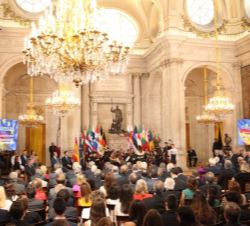 Vista general del Salón de Columnas durante la interpretación del himno nacional y del himno de Europa