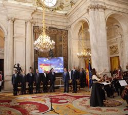 Vista general del Salón de Columnas durante la interpretación del himno nacional y del himno de Europa