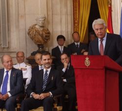 Su Majestad el Rey y Su Majestad el Rey Don Juan Carlos durante la intervención del ex presidente del Gobierno, Felipe González