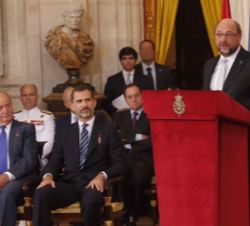 Su Majestad el Rey y Su Majestad el Rey Don Juan Carlos durante la intervención del presidente del Parlamento Europeo, Martin Schulz