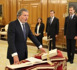 El nuevo ministro de Educación, Cultura y Deporte, Íñigo Méndez de Vigo, jura su cargo ante Su Majestad el Rey