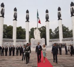 Don Felipe y Doña Letizia, durante la ceremonia de homenaje ante el Monumento de los Niños Héroes.