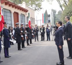 El Presidente Peña Nieto y Su Majestad el Rey, ante la Bandera de México.