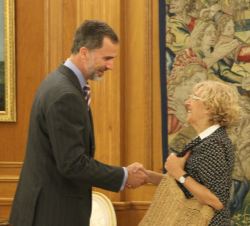 Don Felipe recibe el saludo de la alcaldesa de Madrid, Manuela Carmena