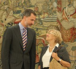 Don Felipe conversa con la alcaldesa de Madrid, Manuela Carmena
