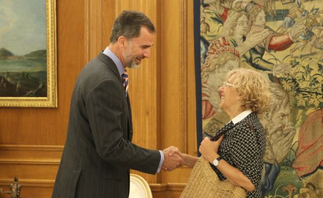 Don Felipe recibe el saludo de la alcaldesa de Madrid, Manuela Carmena