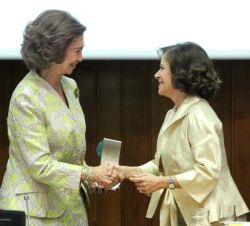 Su Majestad la Reina Doña Sofía recibe el "Premio Sénior de Honor" de manos de la presidenta del Grupo Senda, Matilde Pelegrí.