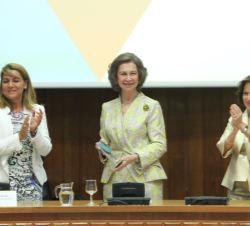 Doña Sofía, junto  la secretaria de Estado de Servicios Sociales e Igualdad y la presidenta del Grupo Senda, tras recibir el "Premio Sénior de Ho