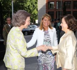 Doña Sofía es recibida a su llegada por la secretaria de Estado de Servicios Sociales e Igualdad, Susana Camarero, y la presidenta del Grupo Senda, Ma