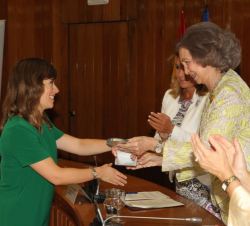 Doña Sofía entrega el premio en la categoría de "Salud y Bienestar", concedido a Tena Lady, a la gerente de Marca de Tena Lady, Estelle Ribe